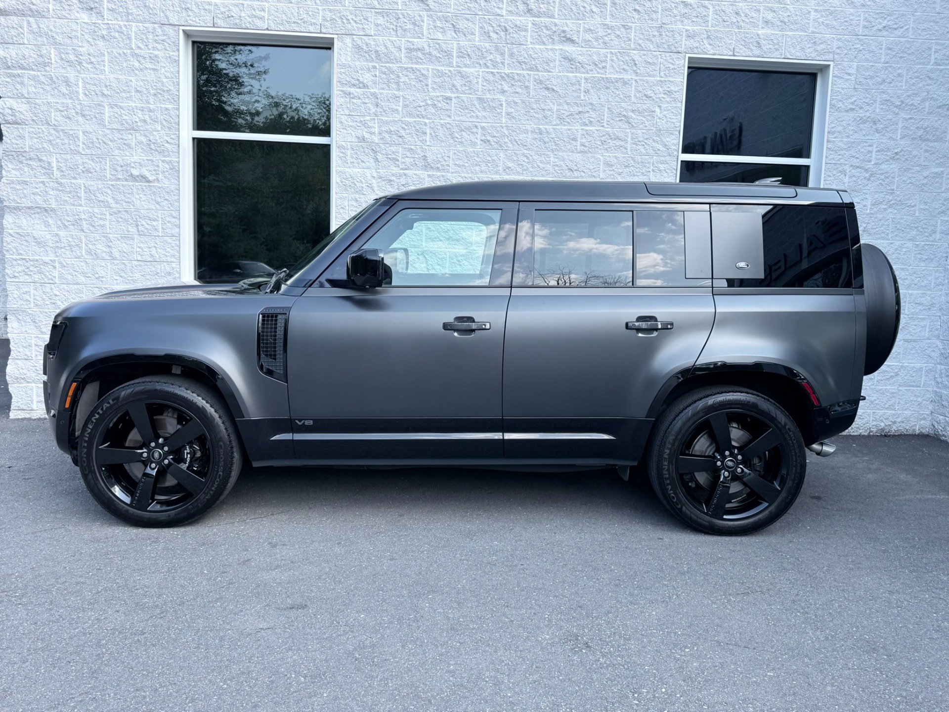Used 2023 Land Rover Defender 110 AWD/4WD image 4