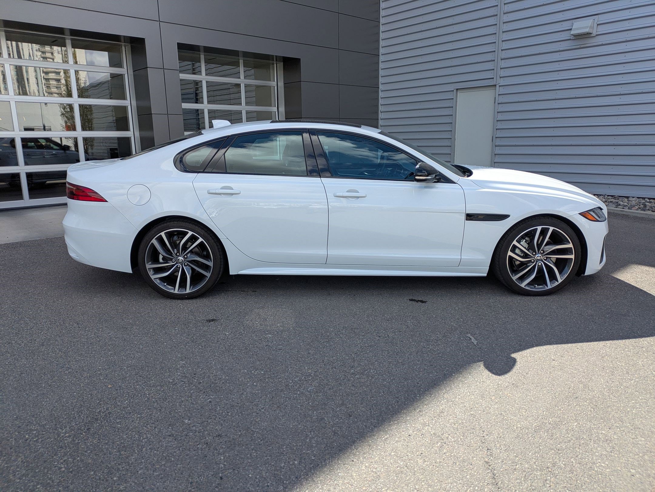 Used 2024 Jaguar XF R-Dynamic SE image 5