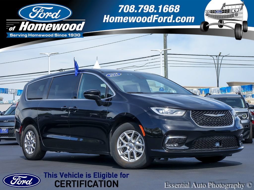 Used 2025 Chrysler Pacifica Select