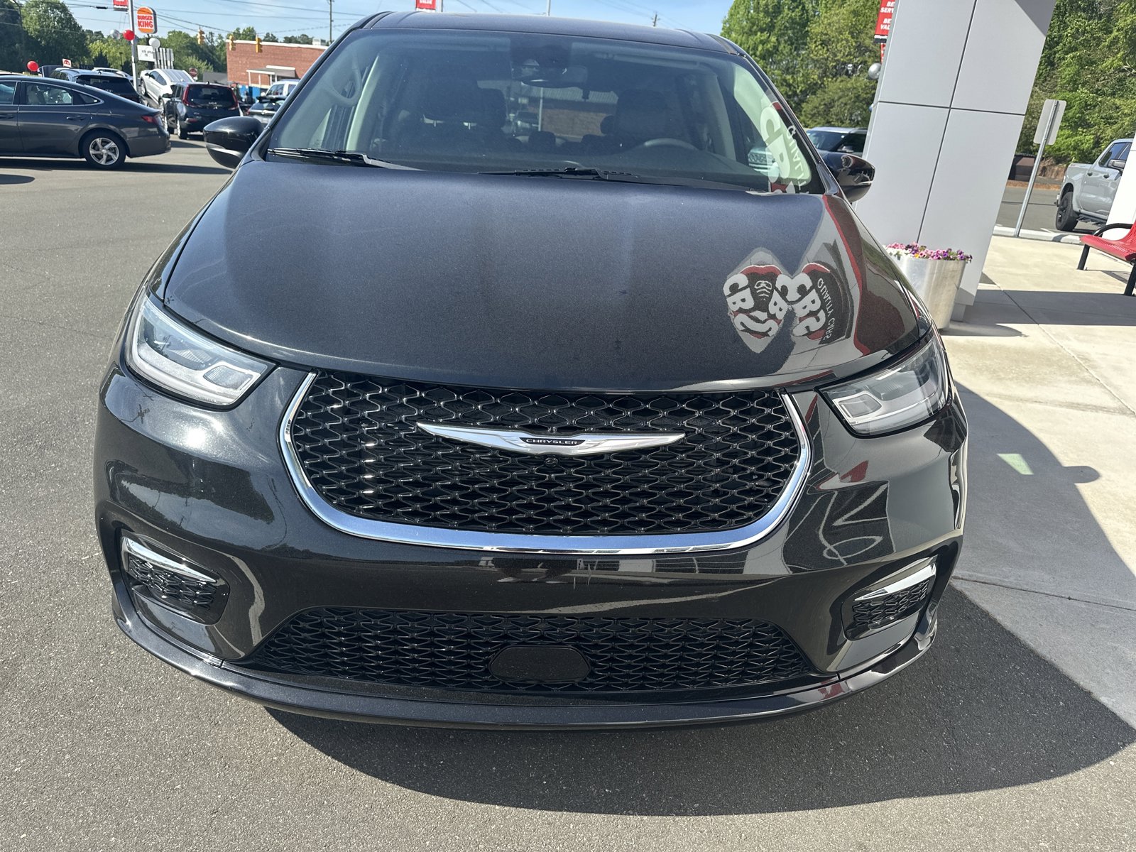 Used 2023 Chrysler Pacifica Touring-L FWD image 3