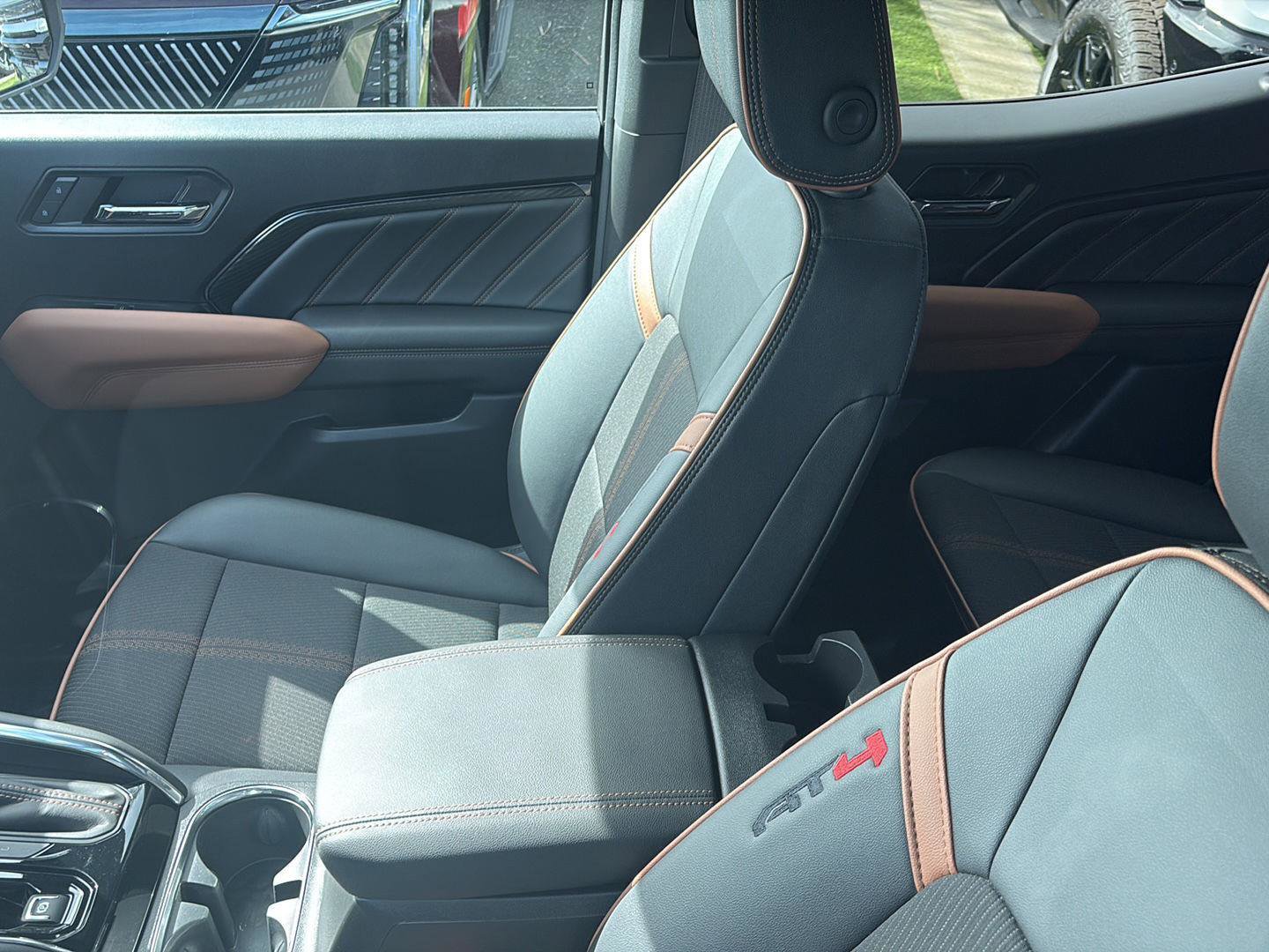 Used 2024 GMC Canyon AT4 image 24