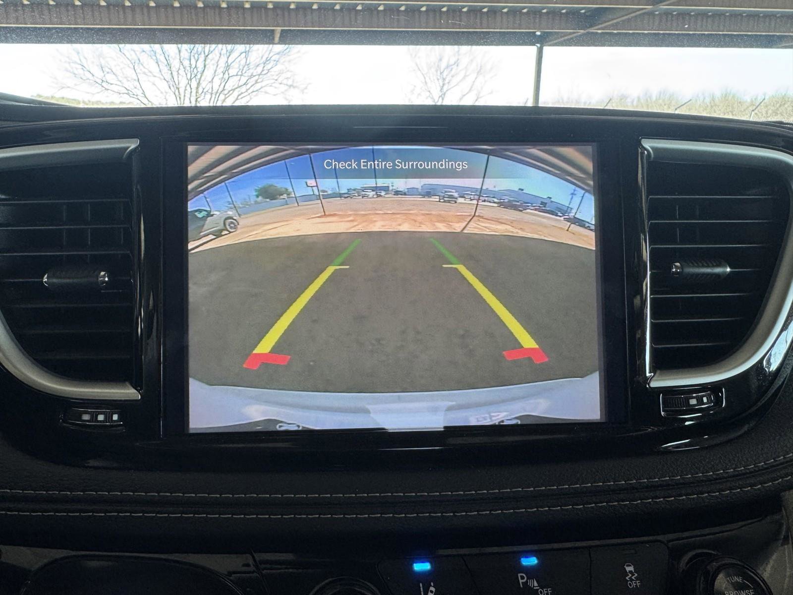 Used 2023 Chrysler Pacifica Touring-L image 13