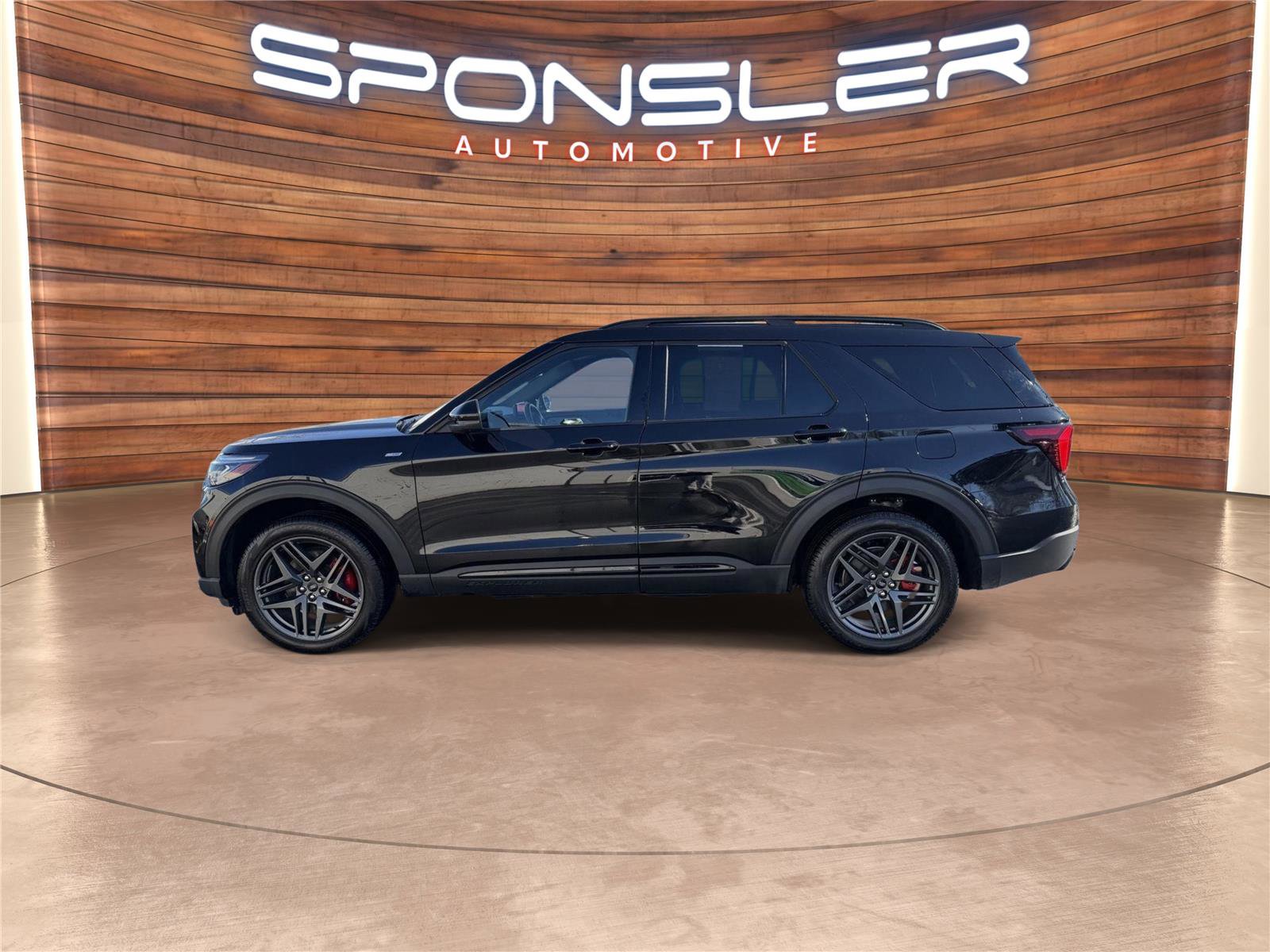 Used 2025 Ford Explorer ST-Line w/ ST-Line Street Pack image 2