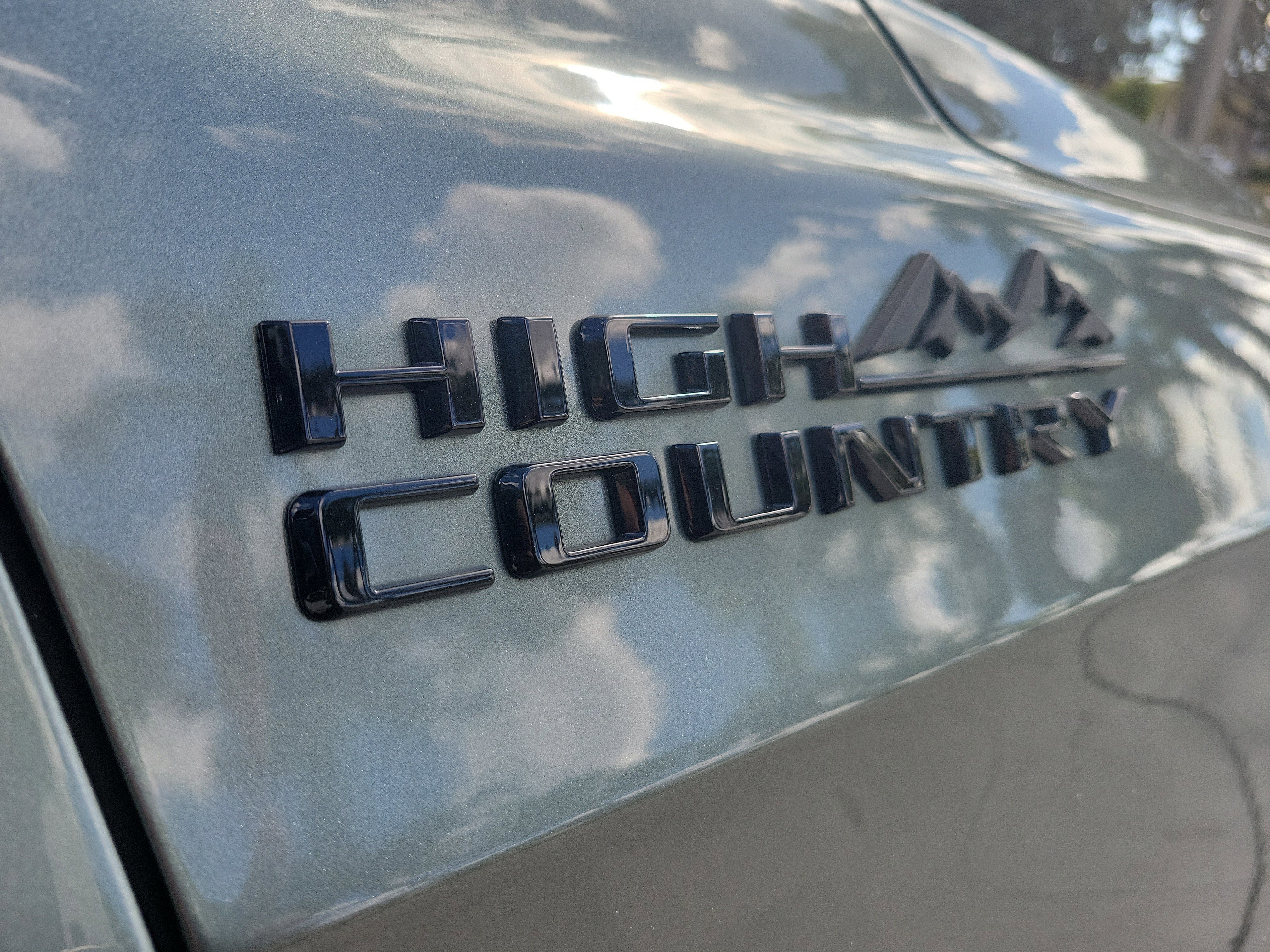 Used 2023 Chevrolet Suburban High Country image 9