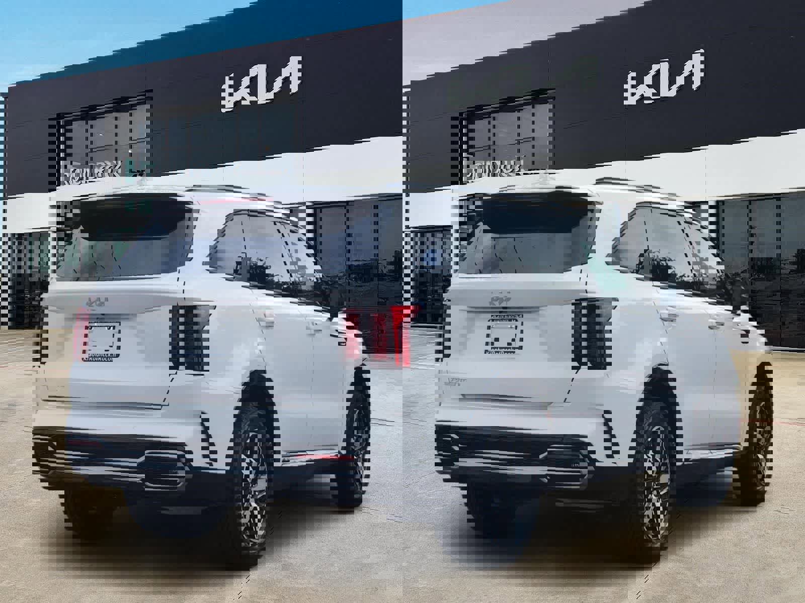 Used 2023 Kia Sorento S w/ Panoramic Sunroof Package image 5