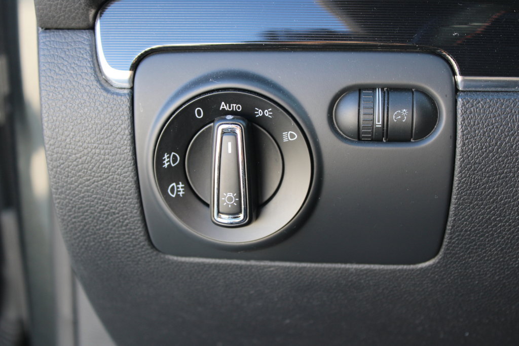 Used 2011 Volkswagen Golf 2-Door FWD image 25
