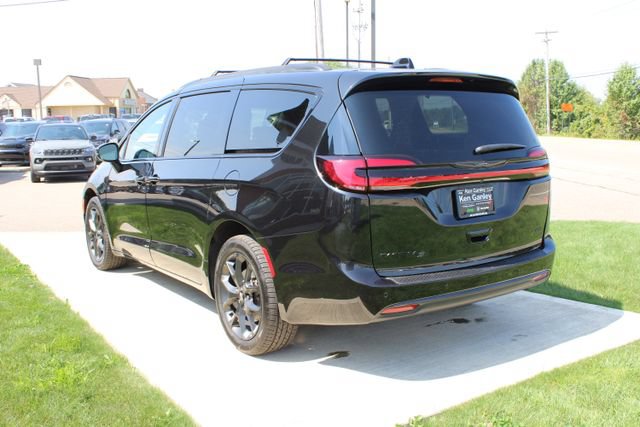 Used 2023 Chrysler Pacifica Touring-L w/ S Appearance Package AWD/4WD image 29