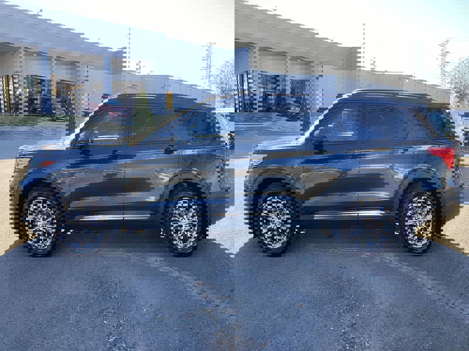 Used 2022 Ford Explorer XLT w/ Equipment Group 202A image 9