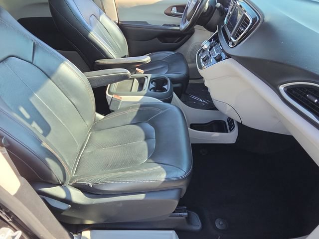 Used 2019 Chrysler Pacifica Touring-L FWD image 19