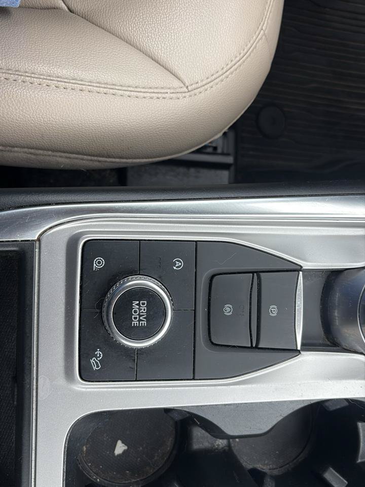 Used 2020 Ford Explorer XLT w/ Equipment Group 202A AWD/4WD image 15