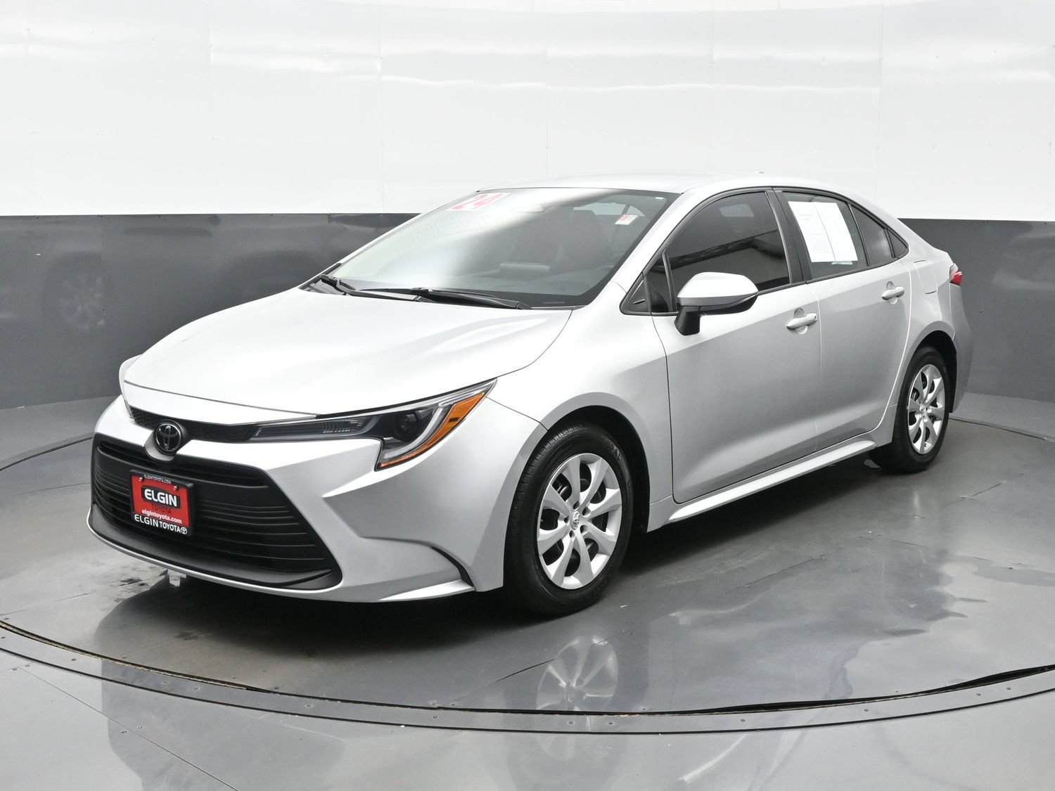 Used 2024 Toyota Corolla LE FWD image 2