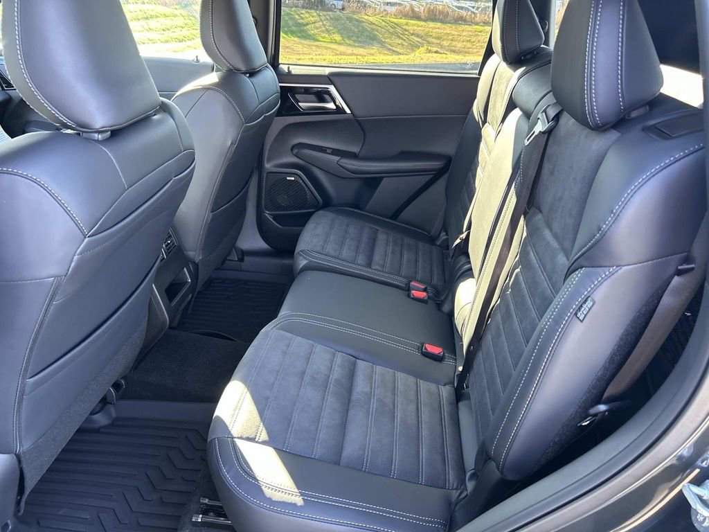 New 2025 Mitsubishi Outlander SE image 19