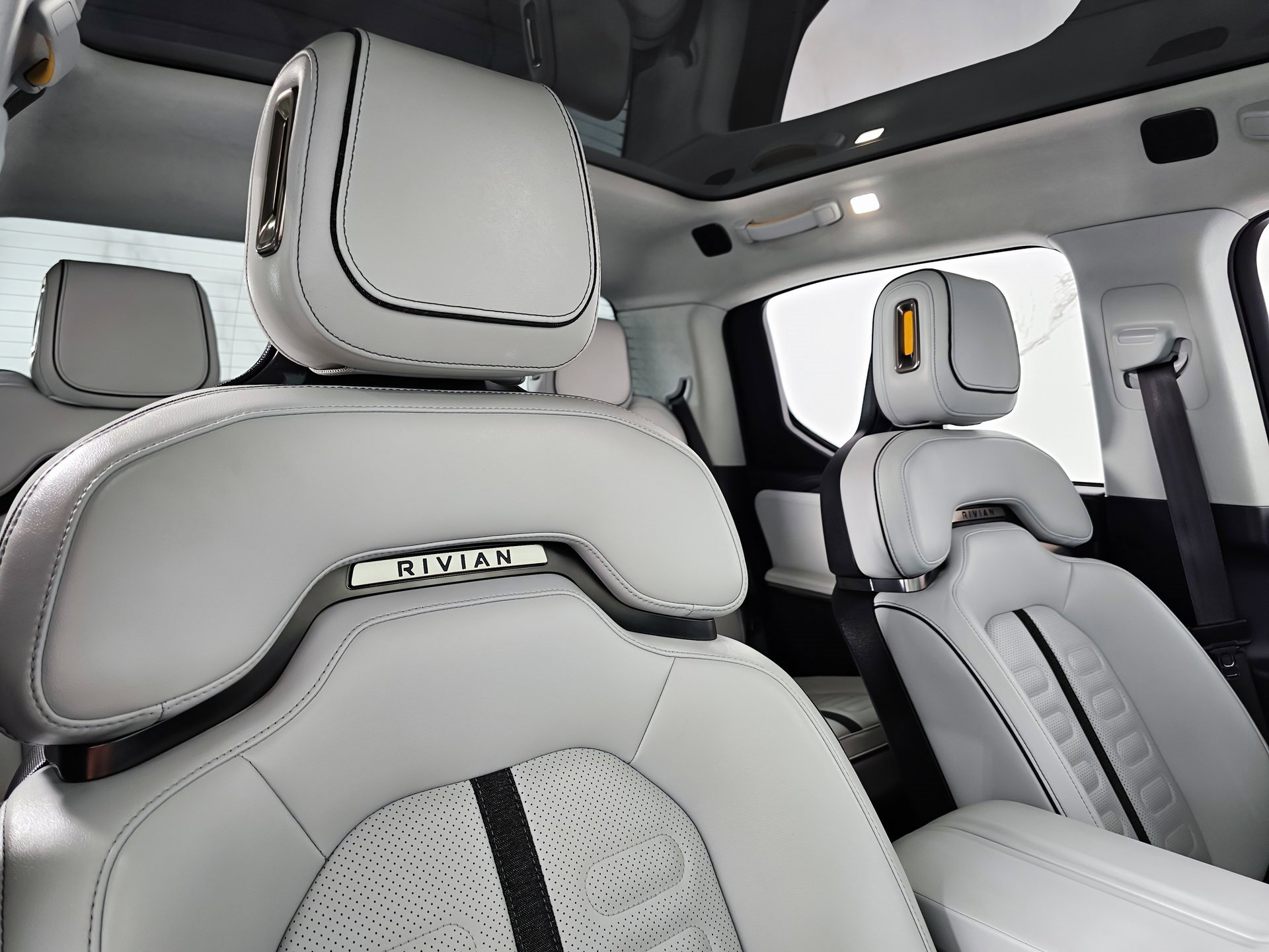 Used 2022 Rivian R1T Adventure image 18