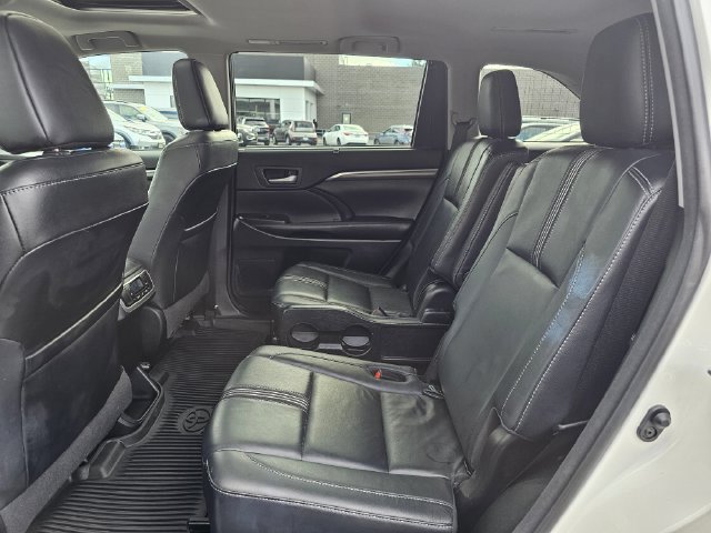 Used 2017 Toyota Highlander SE AWD/4WD image 18