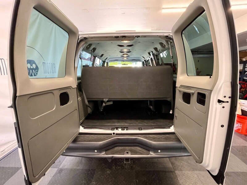 Used 2006 Ford E-350 and Econoline 350 XLT RWD image 14