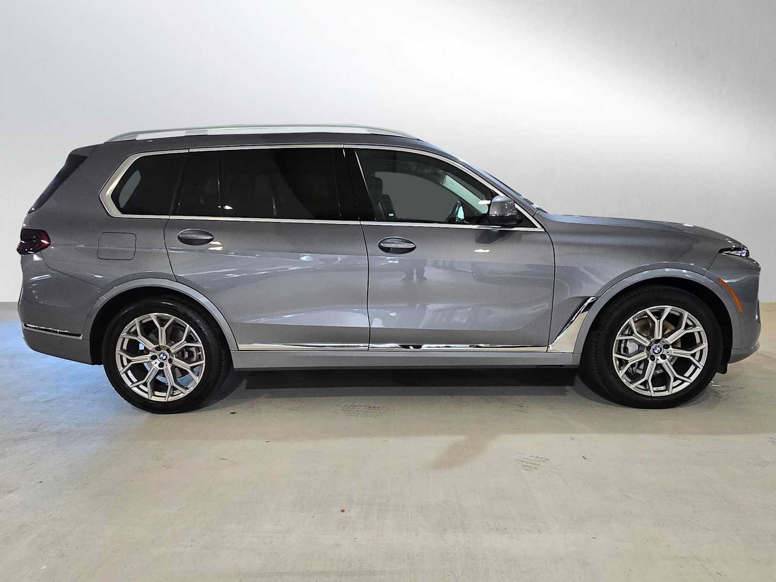 Used 2025 BMW X7 xDrive40i AWD/4WD image 2