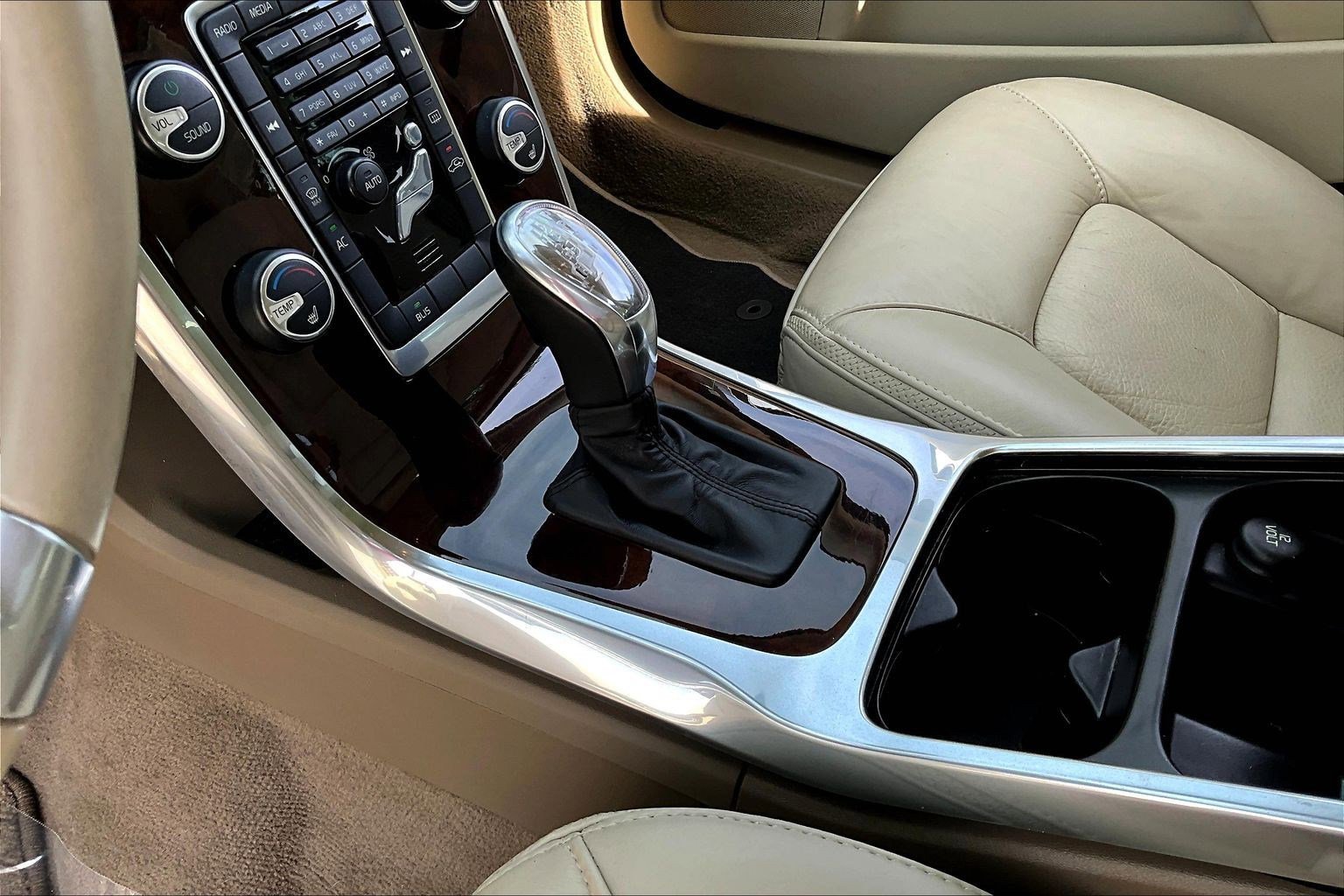 Used 2013 Volvo XC70 3.2 image 17