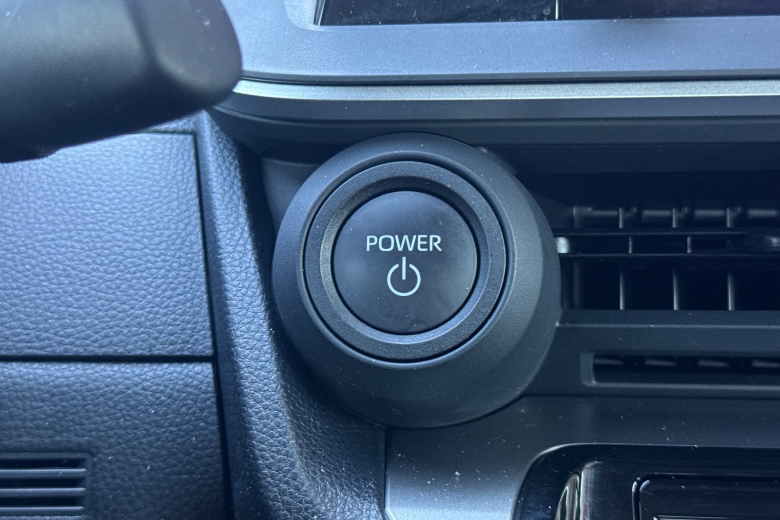 Used 2025 Toyota Prius LE FWD image 20