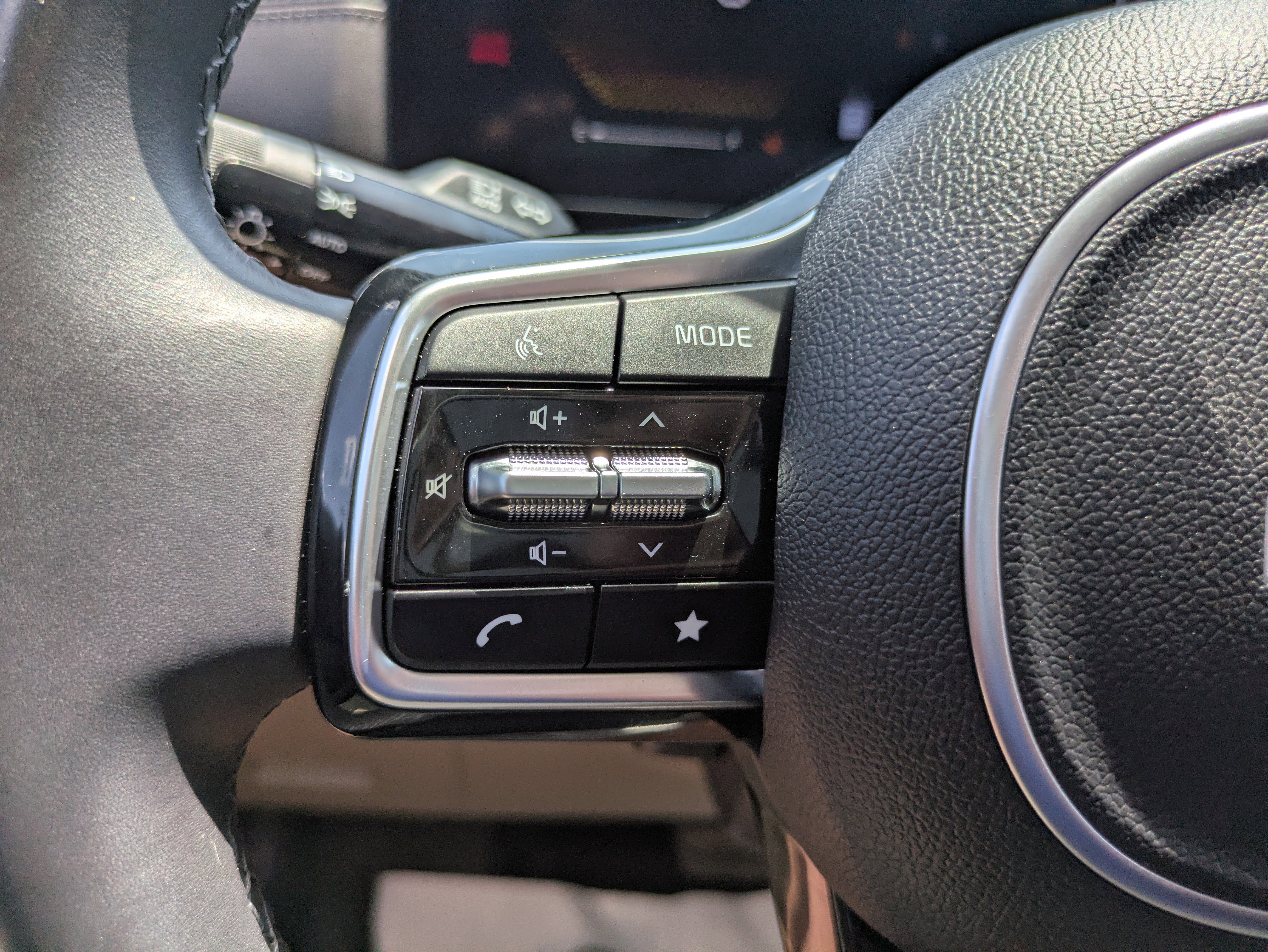 Used 2025 Kia Carnival FWD image 21