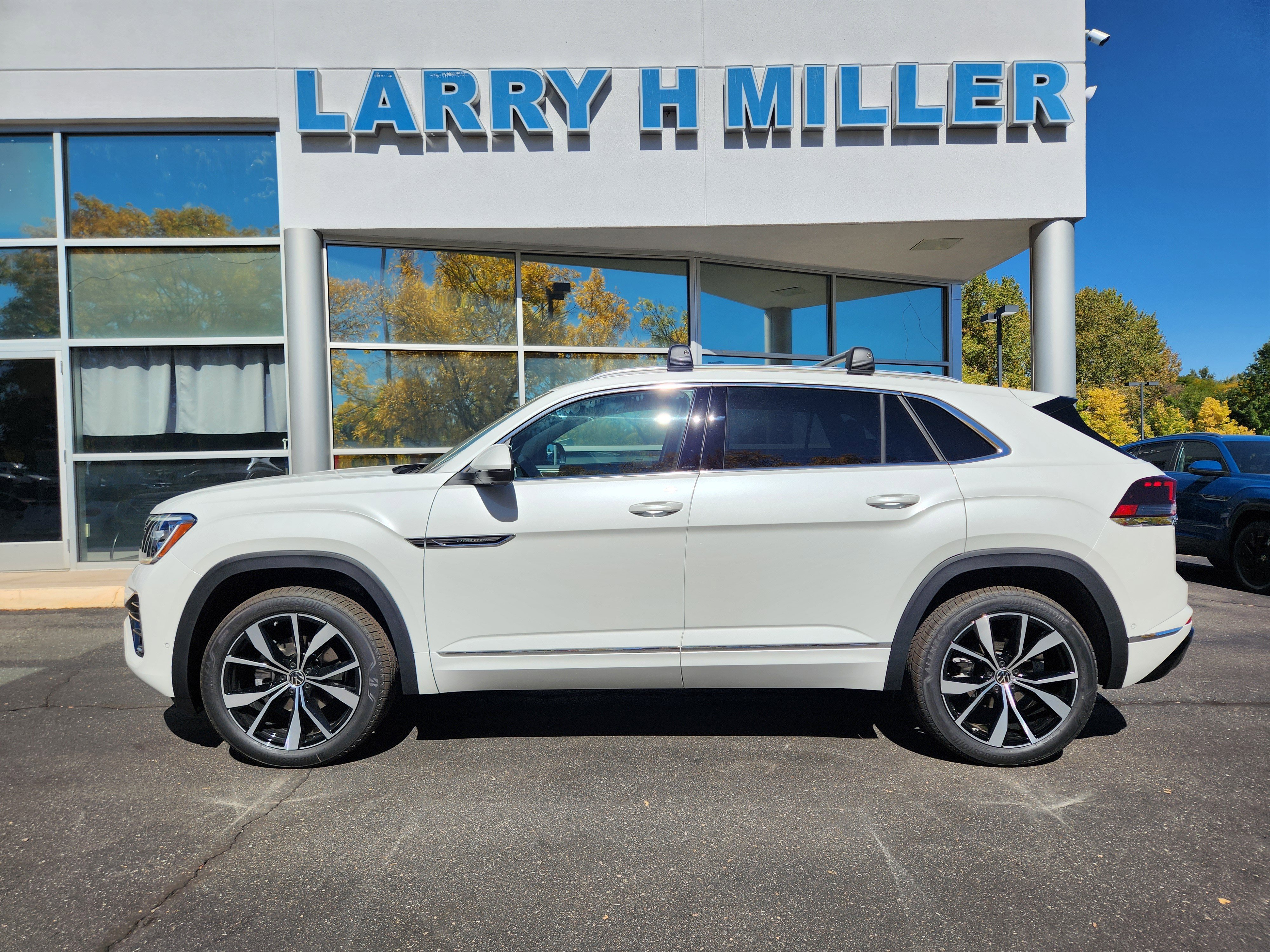 New 2026 Volkswagen Atlas Cross Sport SEL Premium R-Line image 4