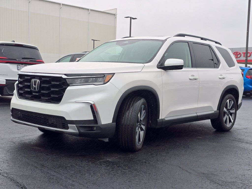 Used 2025 Honda Pilot Touring image 4