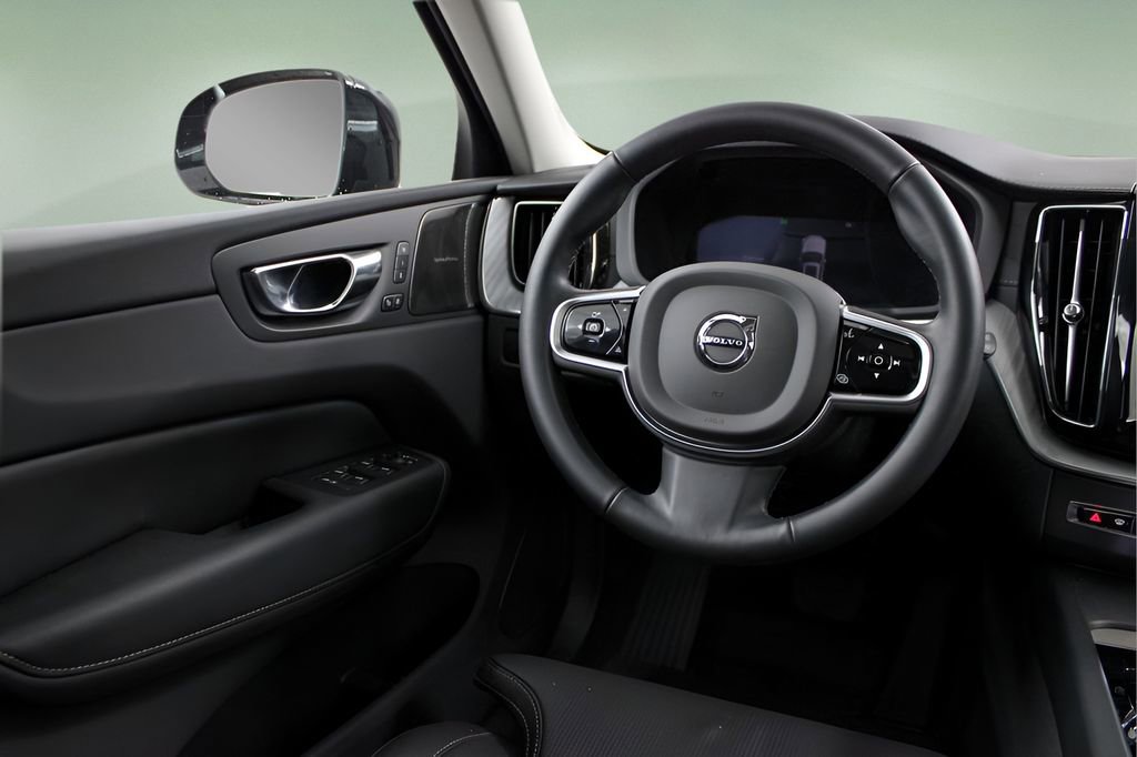 Used 2025 Volvo XC60 B5 Ultra AWD/4WD image 11