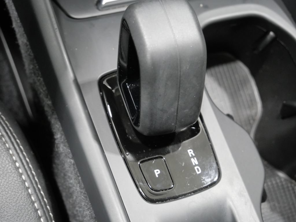 Used 2022 Volvo XC40 T5 Momentum AWD/4WD image 22