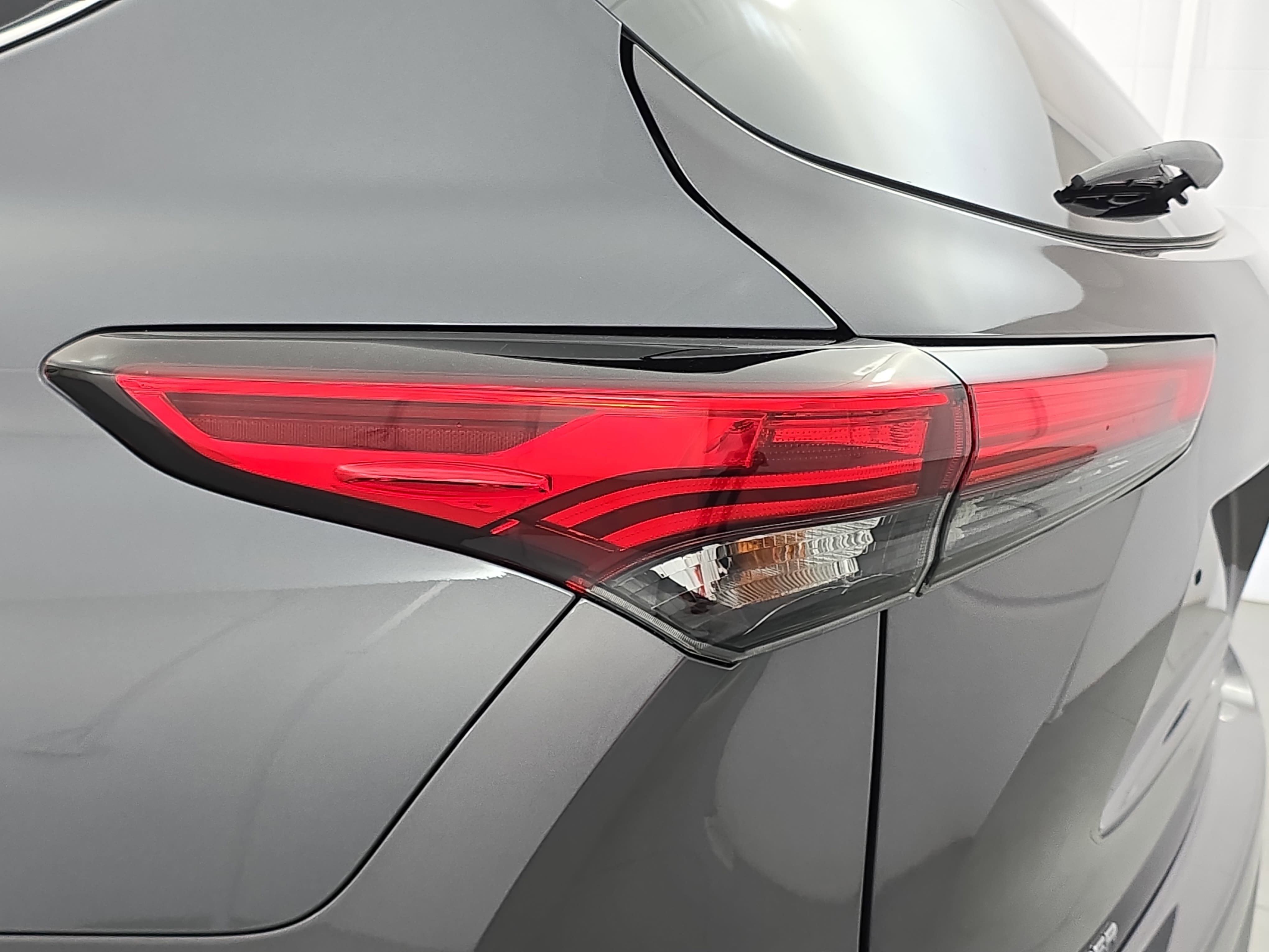 Used 2021 Toyota Highlander L image 33