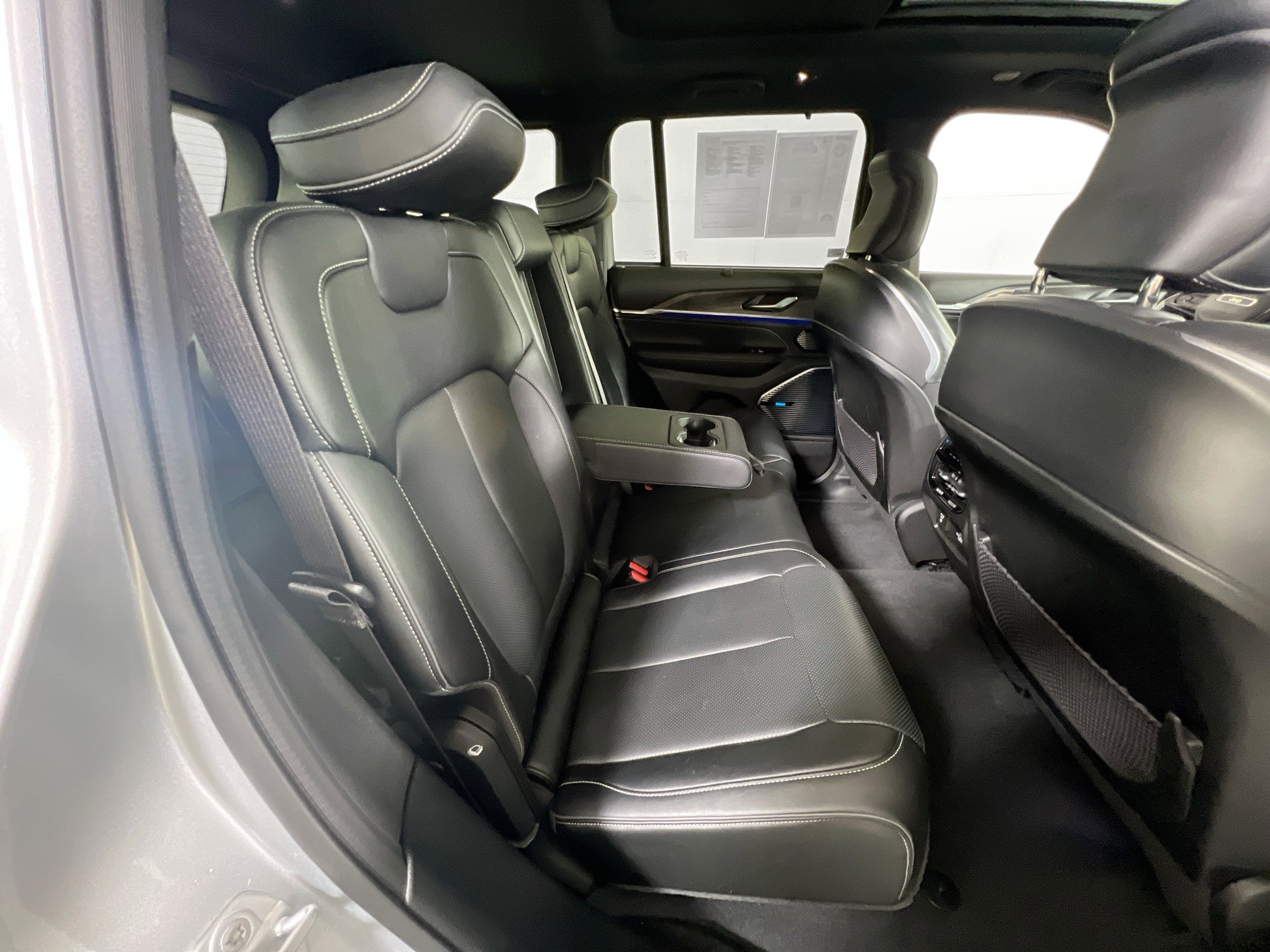 Used 2022 Jeep Grand Cherokee Overland w/ Luxury Tech Group IV image 29