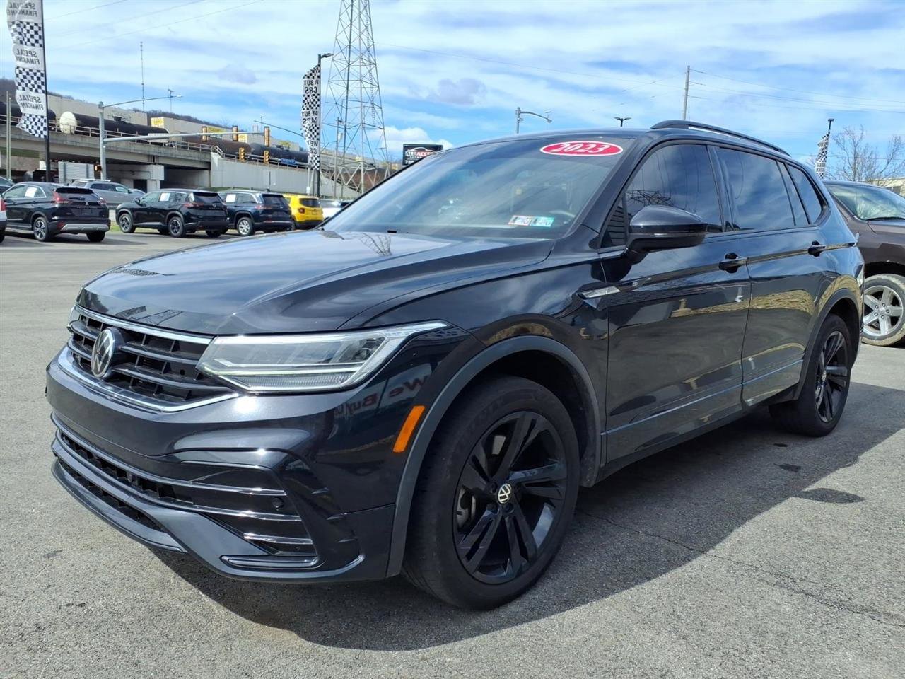 Used 2023 Volkswagen Tiguan SE R-Line image 4