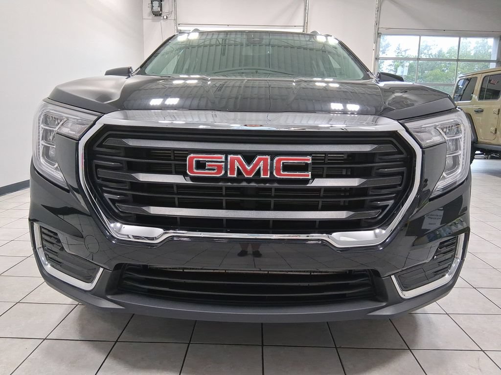 Used 2024 GMC Terrain SLE w/ Driver Convenience Package AWD/4WD image 2