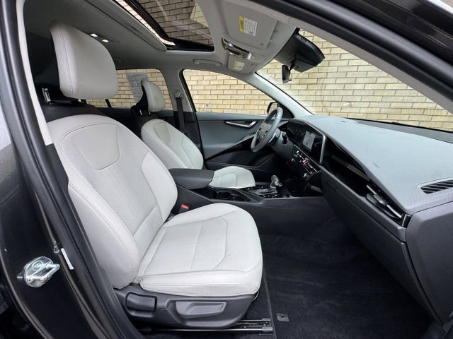 Used 2023 Kia Niro EX Touring image 9