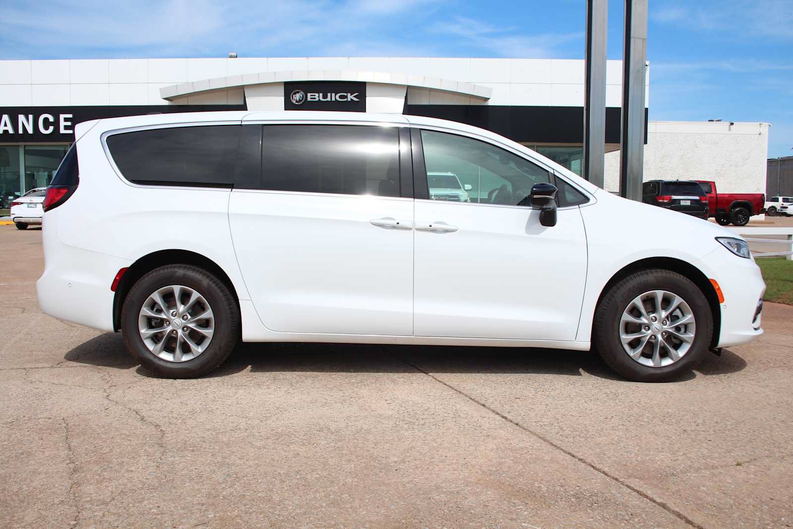New 2025 Chrysler Pacifica Select AWD/4WD image 15