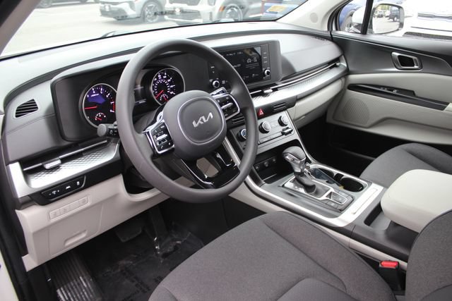 Certified 2024 Kia Carnival LX FWD image 3