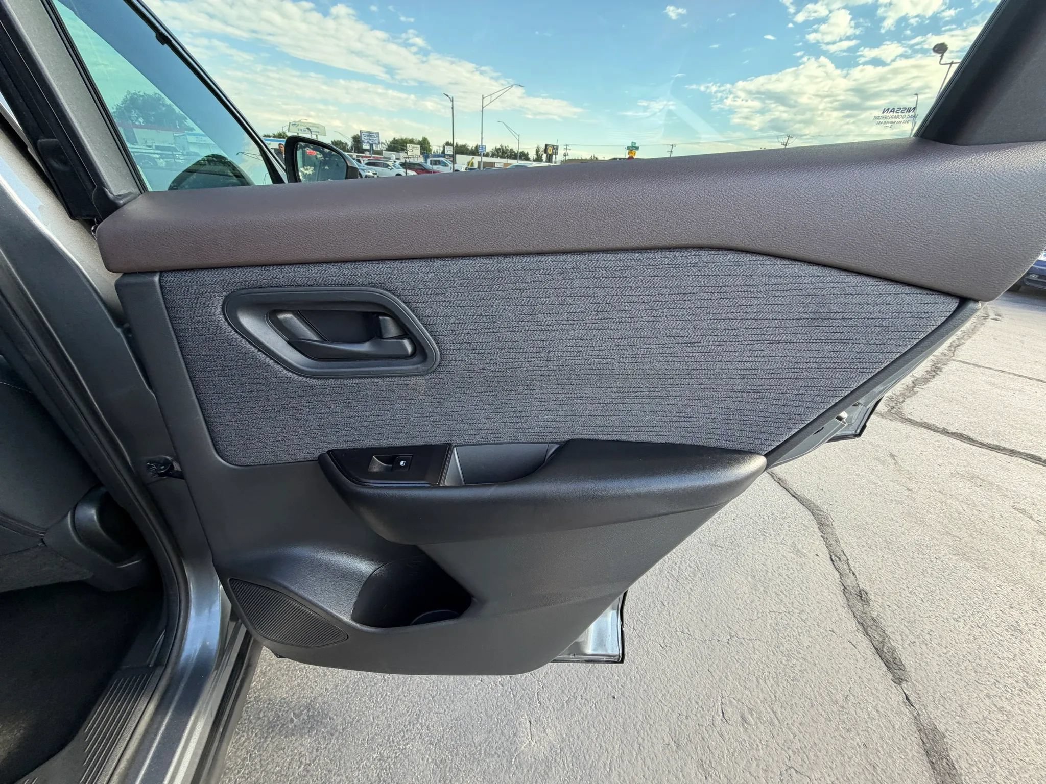 Used 2023 Nissan Rogue S AWD/4WD image 16
