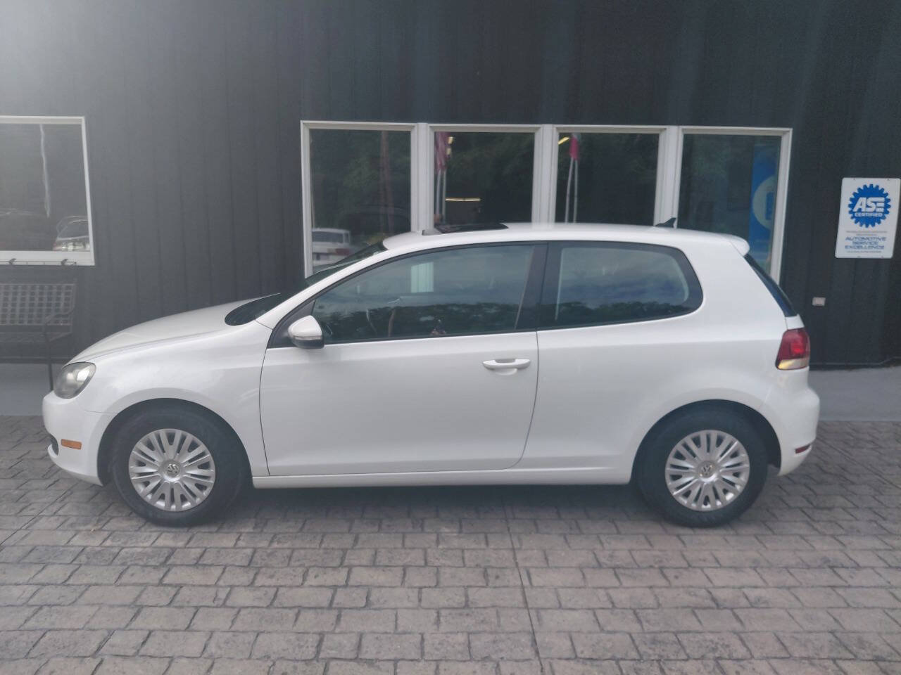 Used 2013 Volkswagen Golf 2-Door FWD image 2