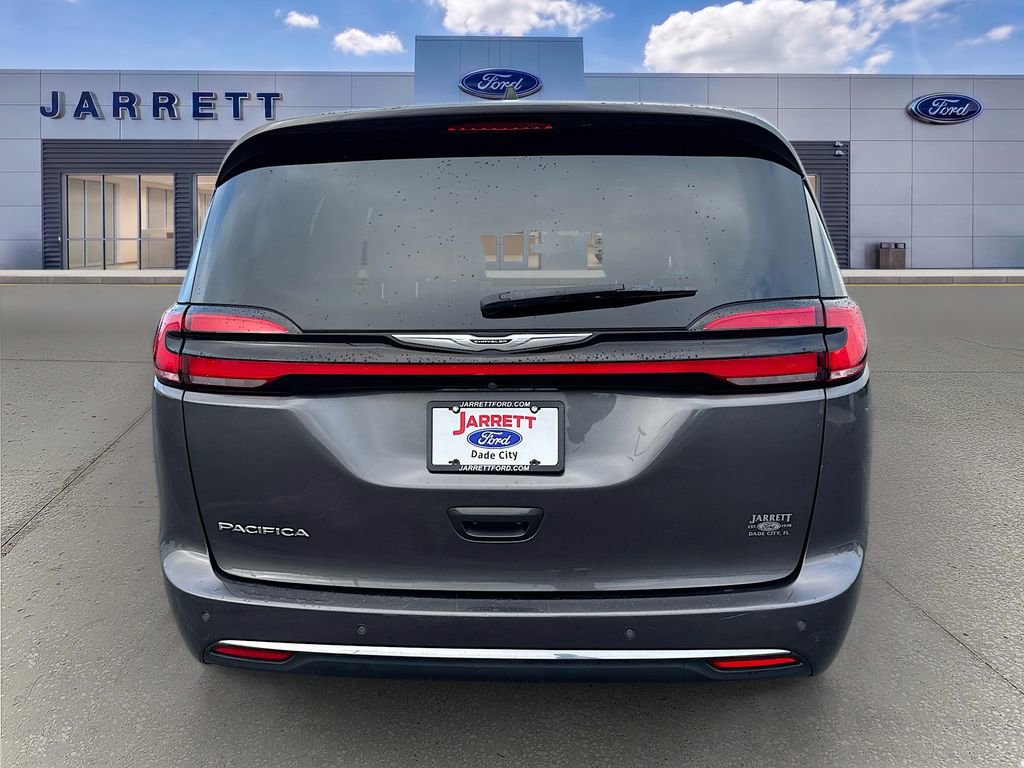 Used 2023 Chrysler Pacifica Touring-L FWD image 6