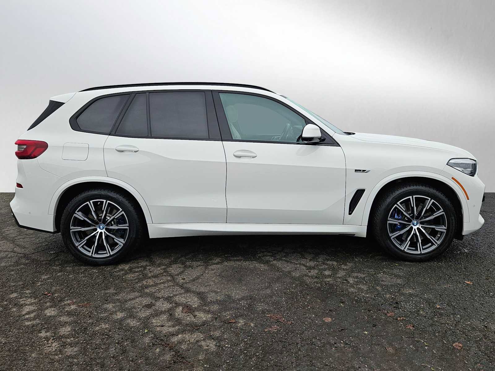 Used 2022 BMW X5 xDrive45e w/ M Sport Package image 2