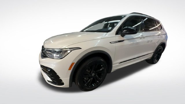 Certified 2024 Volkswagen Tiguan SE R-Line AWD/4WD image 5