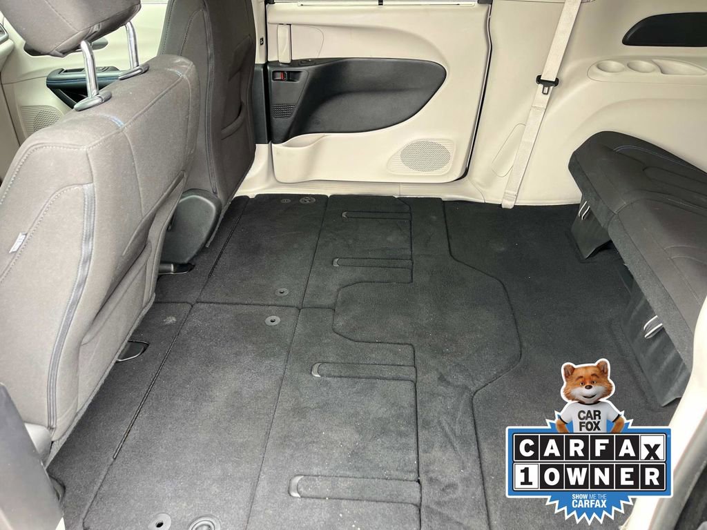Used 2021 Chrysler Pacifica Touring image 16