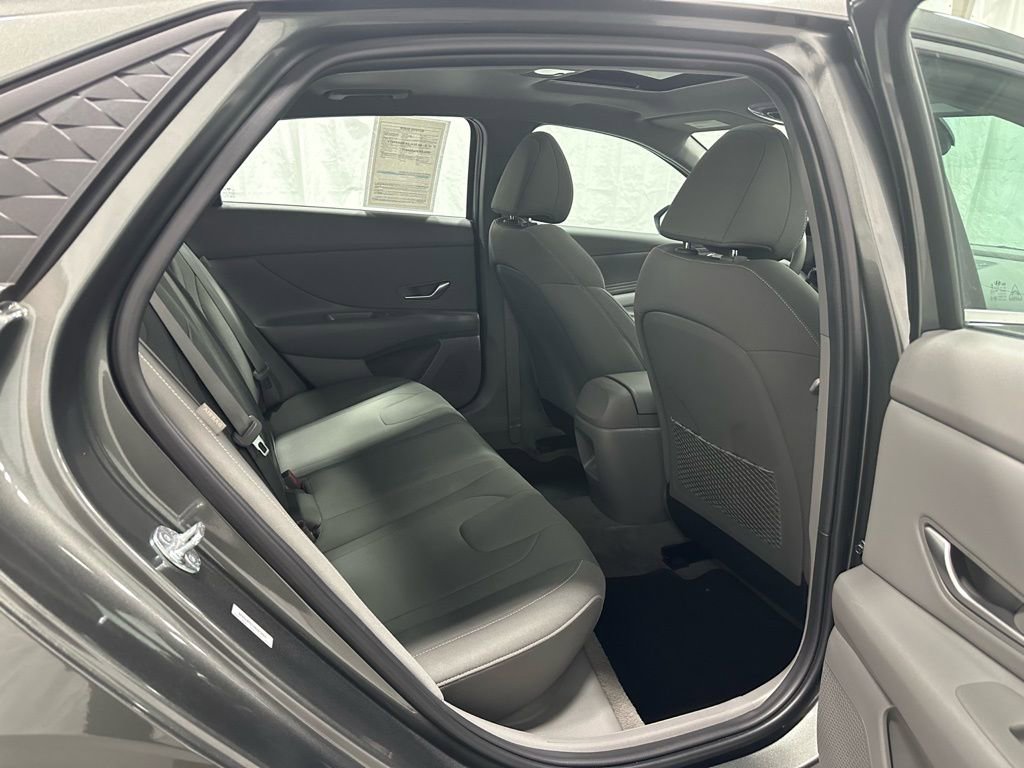 Used 2025 Hyundai Elantra SEL image 46