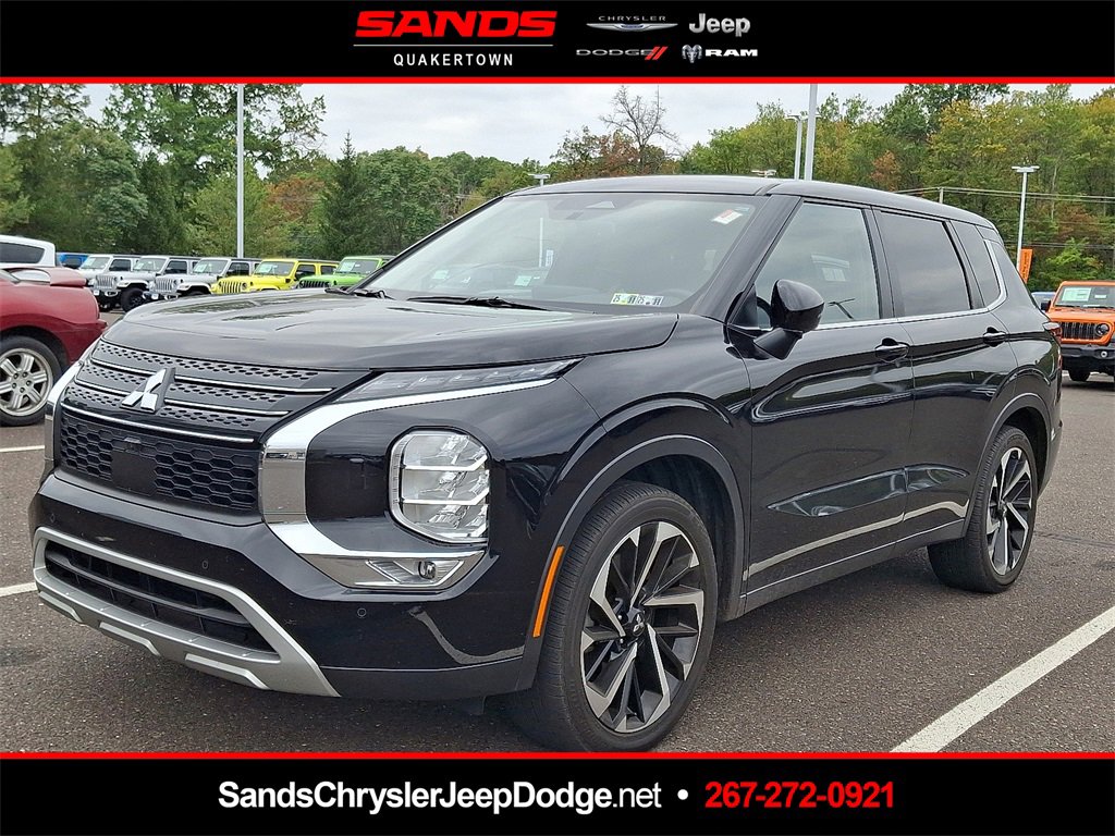 Used 2023 Mitsubishi Outlander SE image 1