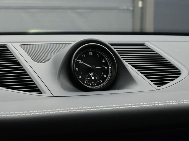 Certified 2025 Porsche Macan image 12