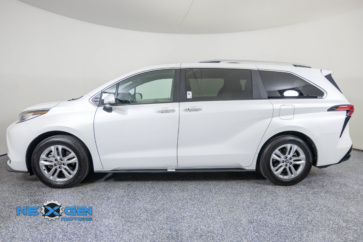 Used 2024 Toyota Sienna Limited AWD/4WD image 5