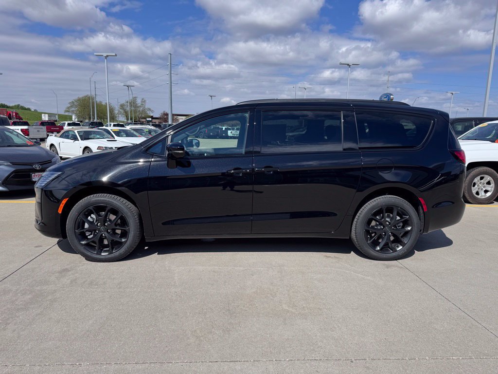 New 2027 Chrysler Pacifica Limited w/ Family Tech Group AWD/4WD image 19