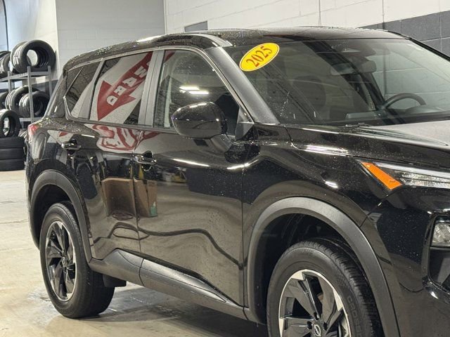 Used 2025 Nissan Rogue SV image 4