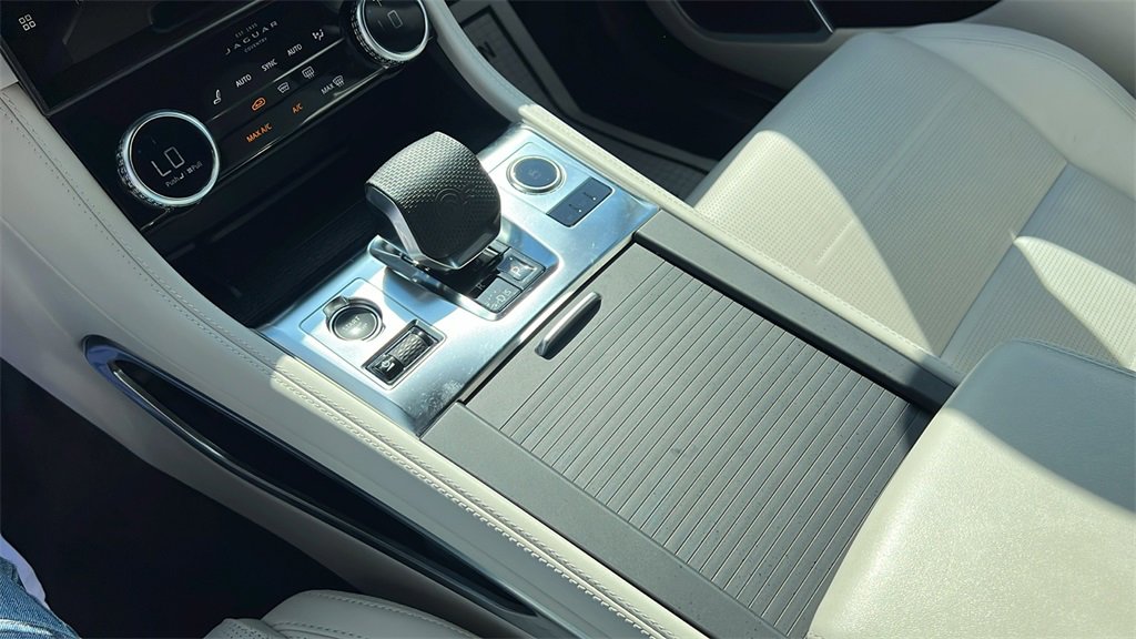 Used 2023 Jaguar F-PACE SVR image 30