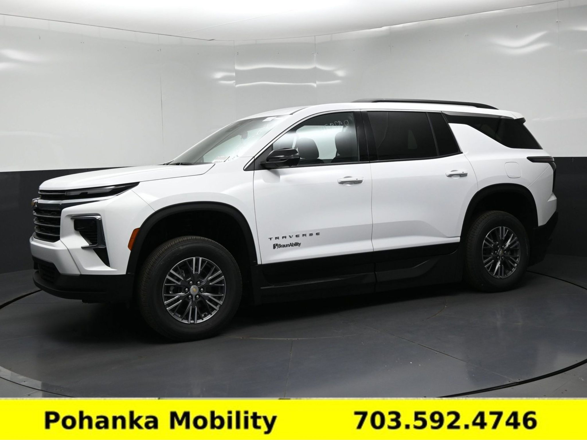 Used 2026 Chevrolet Traverse LT w/ Driver Confidence Package FWD image 3