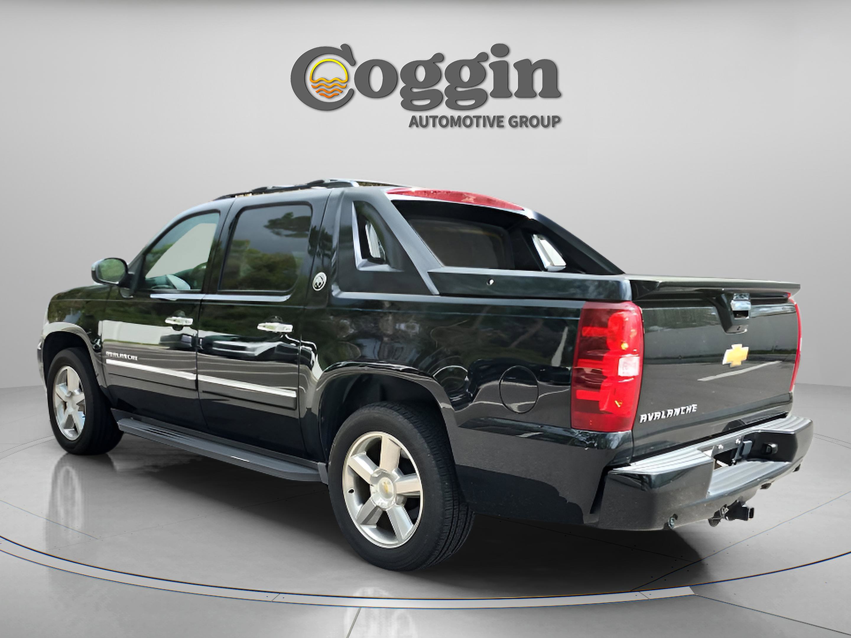 Used 2013 Chevrolet Avalanche LTZ image 3