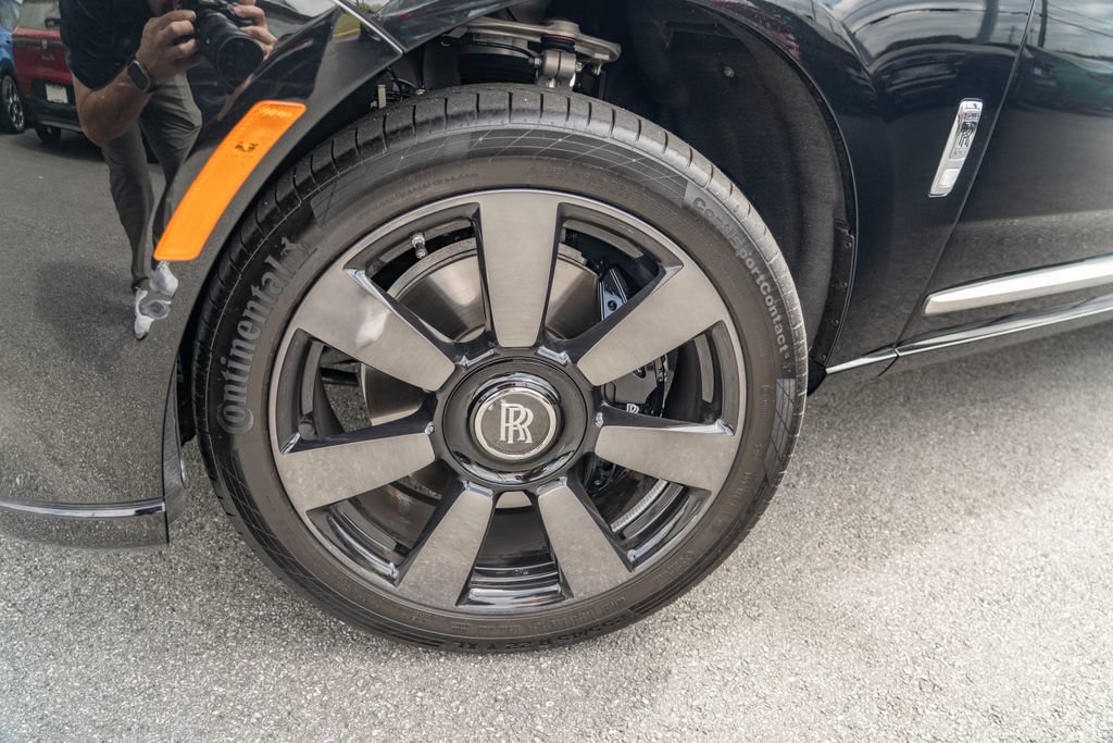 Used 2025 Rolls-Royce Cullinan AWD/4WD image 3